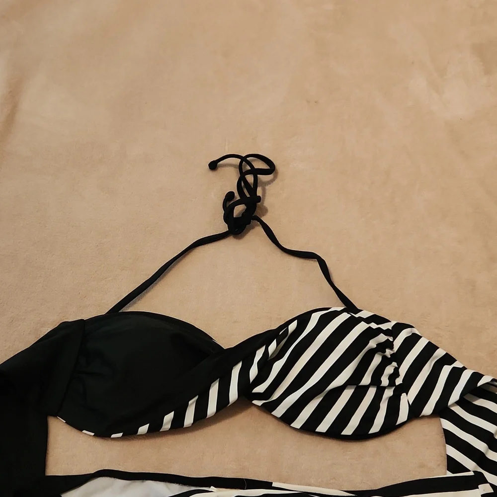 Bikini - Picture 2 of 7